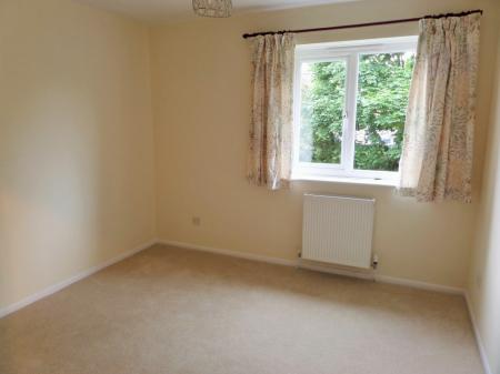 2 bedroom Flat to let in Iona Way, Haywards Heath, RH16