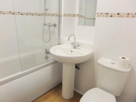 2 bedroom Flat to let in Iona Way, Haywards Heath, RH16