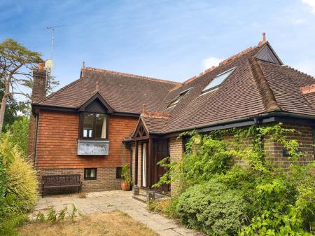 5 bedroom Detached house to let in Station Road, Horsted Keynes, RH17