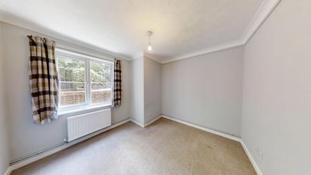 2 bedroom Flat to let in Paddockhall Road, Haywards Heath, RH16