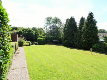 2 bedroom Flat to let in Paddockhall Road, Haywards Heath, RH16