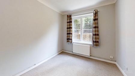 2 bedroom Flat to let in Paddockhall Road, Haywards Heath, RH16