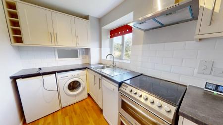 2 bedroom Flat to let in Iona Way, Haywards Heath, RH16