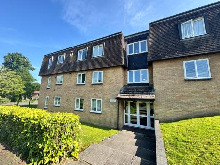 2 bedroom Flat to let in Iona Way, Haywards Heath, RH16