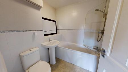 2 bedroom Flat to let in Iona Way, Haywards Heath, RH16