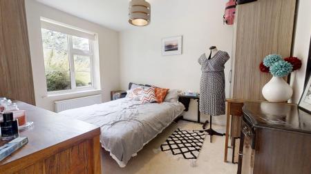 4 bedroom Detached house to let in Cedar Avenue, Haywards Heath, RH16
