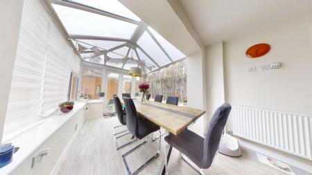 4 bedroom Detached house to let in Cedar Avenue, Haywards Heath, RH16