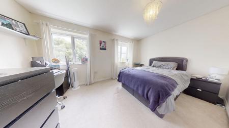 4 bedroom Detached house to let in Cedar Avenue, Haywards Heath, RH16