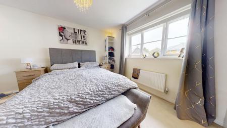 4 bedroom Detached house to let in Cedar Avenue, Haywards Heath, RH16