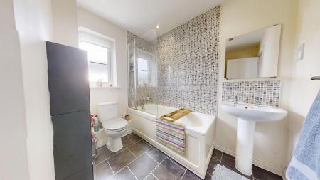 4 bedroom Detached house to let in Cedar Avenue, Haywards Heath, RH16