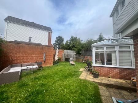 4 bedroom Detached house to let in Cedar Avenue, Haywards Heath, RH16