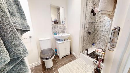 4 bedroom Detached house to let in Cedar Avenue, Haywards Heath, RH16