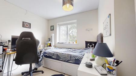 4 bedroom Detached house to let in Cedar Avenue, Haywards Heath, RH16