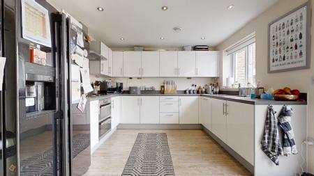 4 bedroom Detached house to let in Cedar Avenue, Haywards Heath, RH16