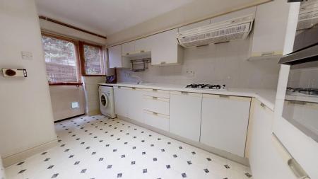 2 bedroom Flat to let in Great Heathmead, Haywards Heath, RH16