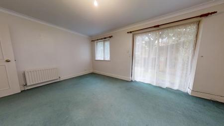 2 bedroom Flat to let in Great Heathmead, Haywards Heath, RH16