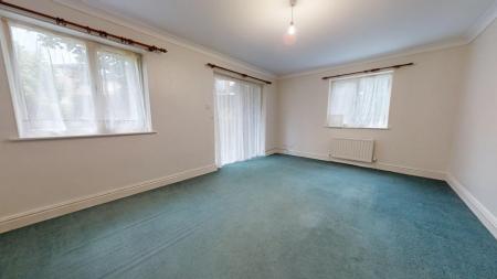 2 bedroom Flat to let in Great Heathmead, Haywards Heath, RH16