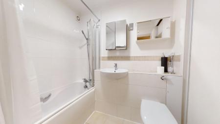 2 bedroom Flat to let in Great Heathmead, Haywards Heath, RH16