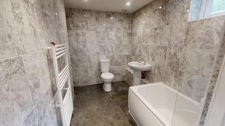 3 bedroom Flat to let in The Broadway, Haywards Heath, RH16