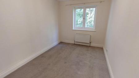 3 bedroom Flat to let in The Broadway, Haywards Heath, RH16