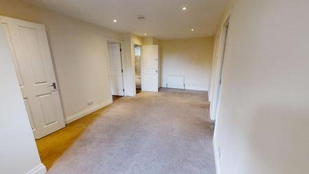 3 bedroom Flat to let in The Broadway, Haywards Heath, RH16