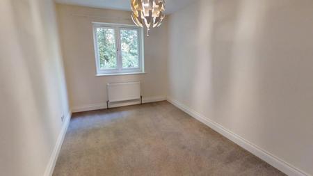 3 bedroom Flat to let in The Broadway, Haywards Heath, RH16