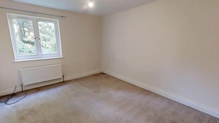 3 bedroom Flat to let in The Broadway, Haywards Heath, RH16