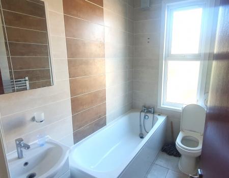 3 bedroom Flat to let in Seymour Gardens, London, IG1