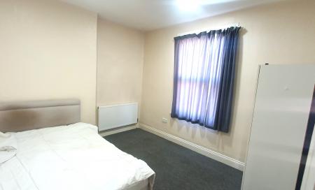 3 bedroom Flat to let in Seymour Gardens, London, IG1