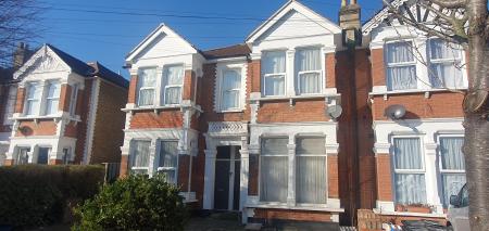 3 bedroom Flat to let in Seymour Gardens, London, IG1