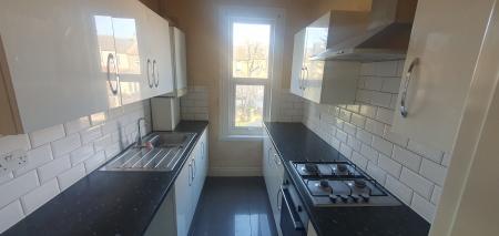 3 bedroom Flat to let in Seymour Gardens, London, IG1