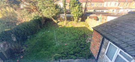 3 bedroom Flat to let in Seymour Gardens, London, IG1