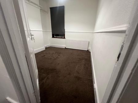 2 bedroom Flat to let in Stanhope Gardens, London, IG1