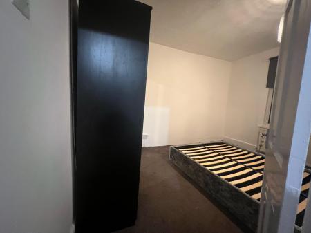 2 bedroom Flat to let in Stanhope Gardens, London, IG1