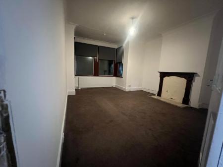 2 bedroom Flat to let in Stanhope Gardens, London, IG1