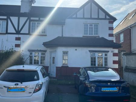 3 bedroom Ground floor flat for sale in Tudor Gardens, London, NW9