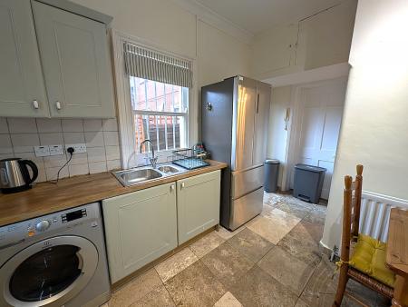 2 bedroom Flat to let in Mount Road, Hendon, London, NW4