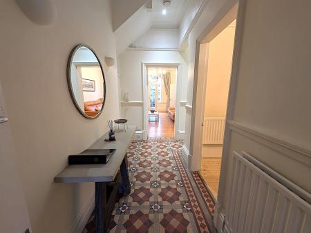 2 bedroom Flat to let in Mount Road, Hendon, London, NW4