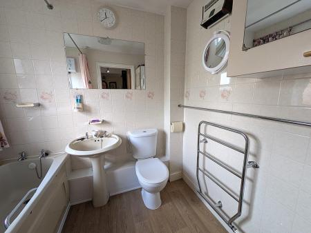 2 bedroom Flat for sale in Barnet Lane, Elstree, WD6