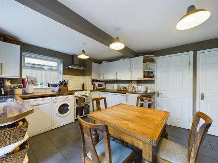 2 bedroom Semi-detached house for sale in Kenmore Drive, Hinckley, LE10