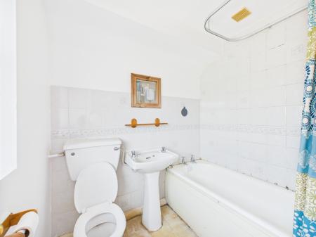 3 bedroom Semi-detached house for sale in Laburnum Avenue, Newbold Verdon, LE9