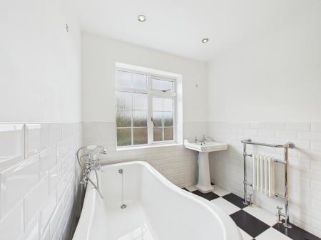 4 bedroom Semi-detached house for sale in Lutterworth Road, Nuneaton, CV11