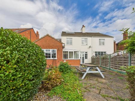 4 bedroom Semi-detached house for sale in Lutterworth Road, Nuneaton, CV11