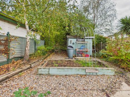 4 bedroom Semi-detached house for sale in Lutterworth Road, Nuneaton, CV11