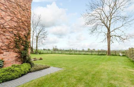 2 bedroom Flat for sale in Higham Lane, Stoke Golding, CV13