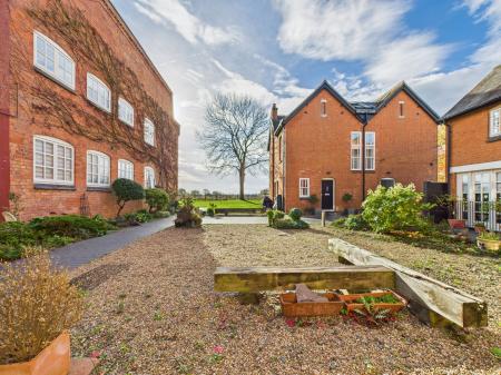 2 bedroom Flat for sale in Higham Lane, Stoke Golding, CV13