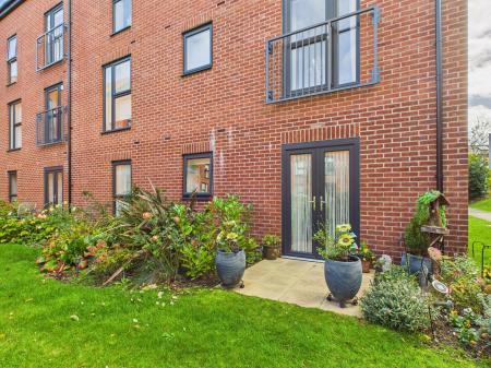 2 bedroom Ground floor flat for sale in Elizabeth Coxhead Gardens, Hinckley, LE10