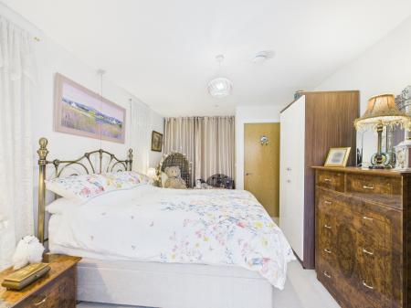 2 bedroom Ground floor flat for sale in Elizabeth Coxhead Gardens, Hinckley, LE10