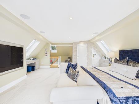 5 bedroom Detached house for sale in Bradgate Road, Hinckley, LE10