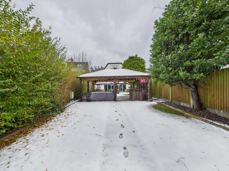 5 bedroom Detached house for sale in Bradgate Road, Hinckley, LE10